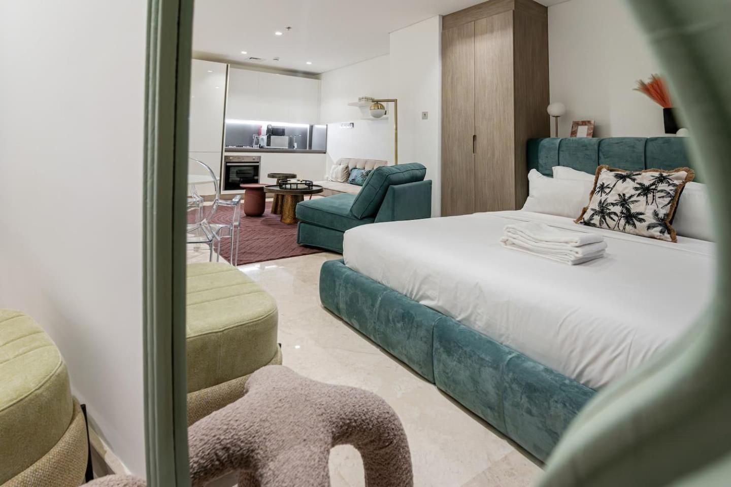 Luxury Studio! Walk To Burj Khalifa Sleeps 3!