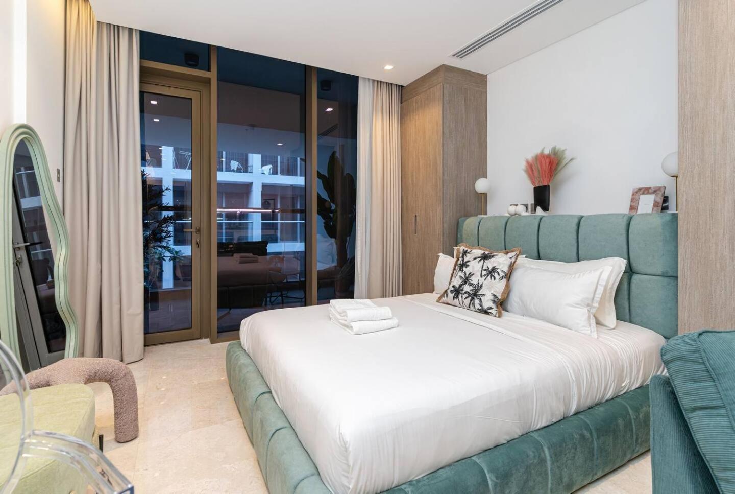 Luxury Studio! Walk To Burj Khalifa Sleeps 3!
