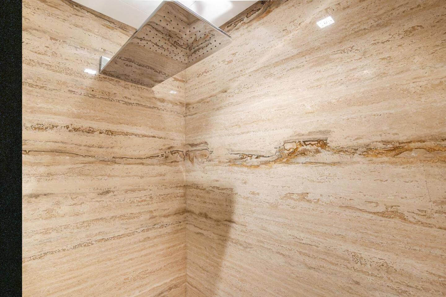 Luxury Studio! Walk To Burj Khalifa Sleeps 3! Appartement *