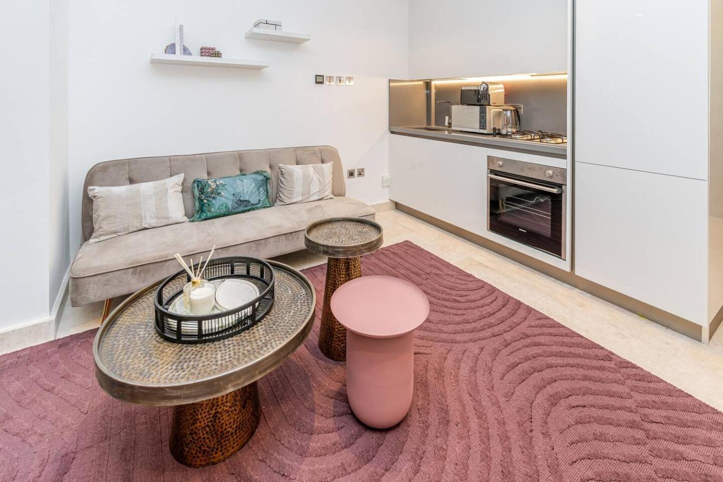 Luxury Studio! Walk To Burj Khalifa Sleeps 3! * Dubaï
