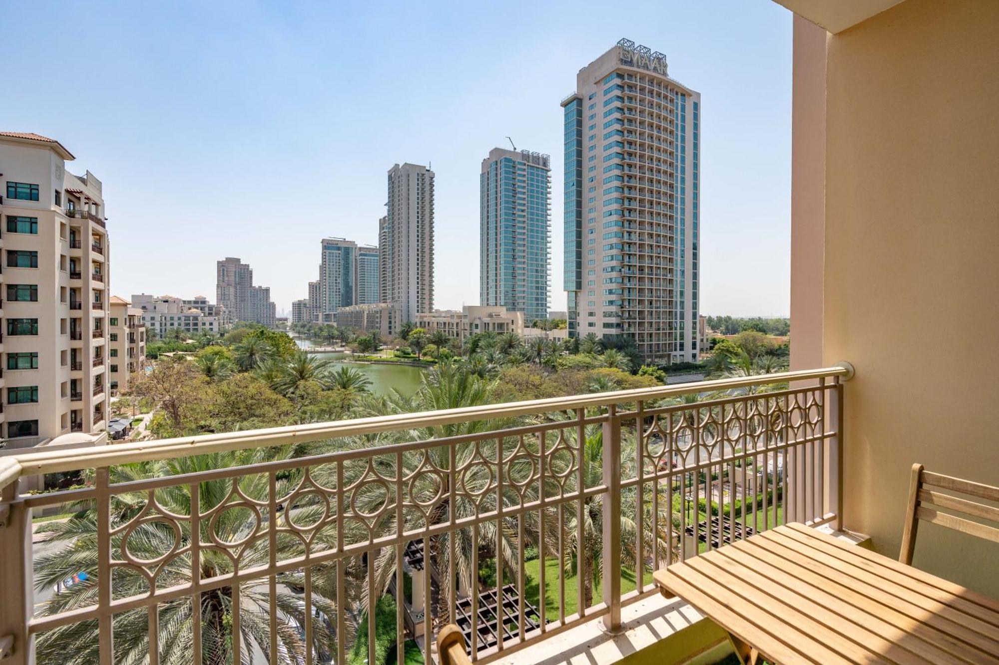 Lux I Tower I Lakes View Dubaï