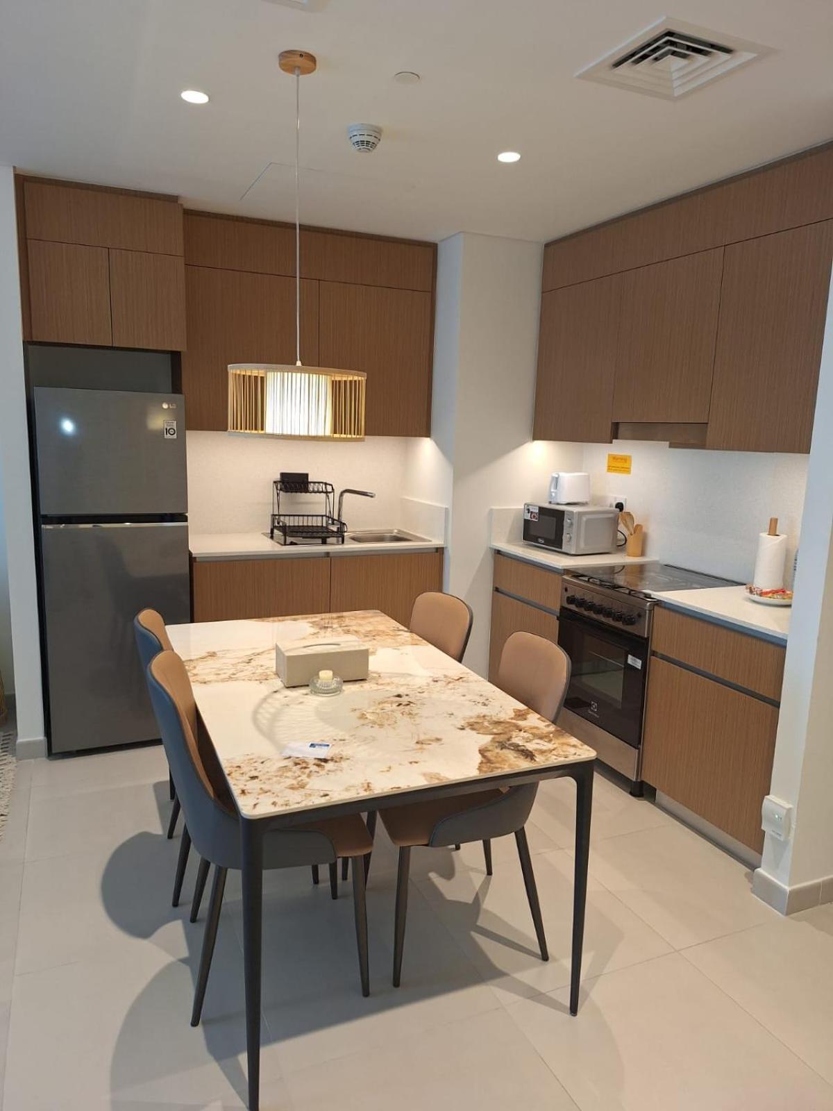 Creek Beachfront Heaven: 1br Luxe Harbor Flat Dubai