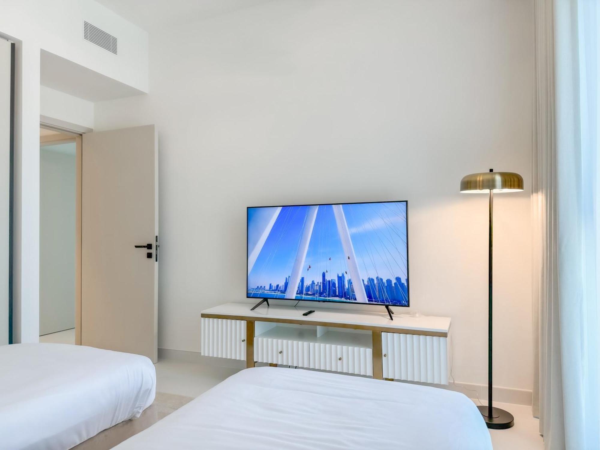Panoramic Escape With Private Beach, 2br On High Floor Apartamento