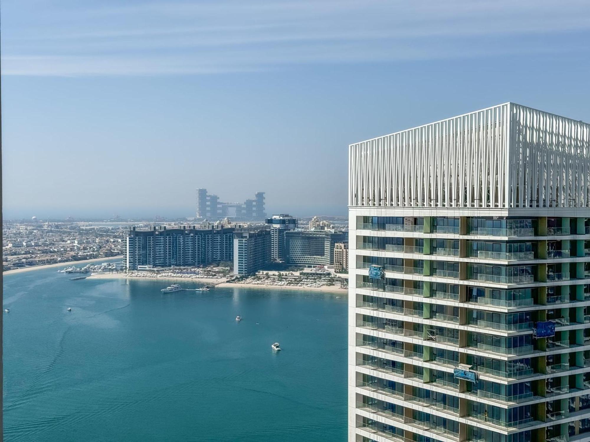 Panoramic Escape With Private Beach, 2br On High Floor Lägenhet Dubai