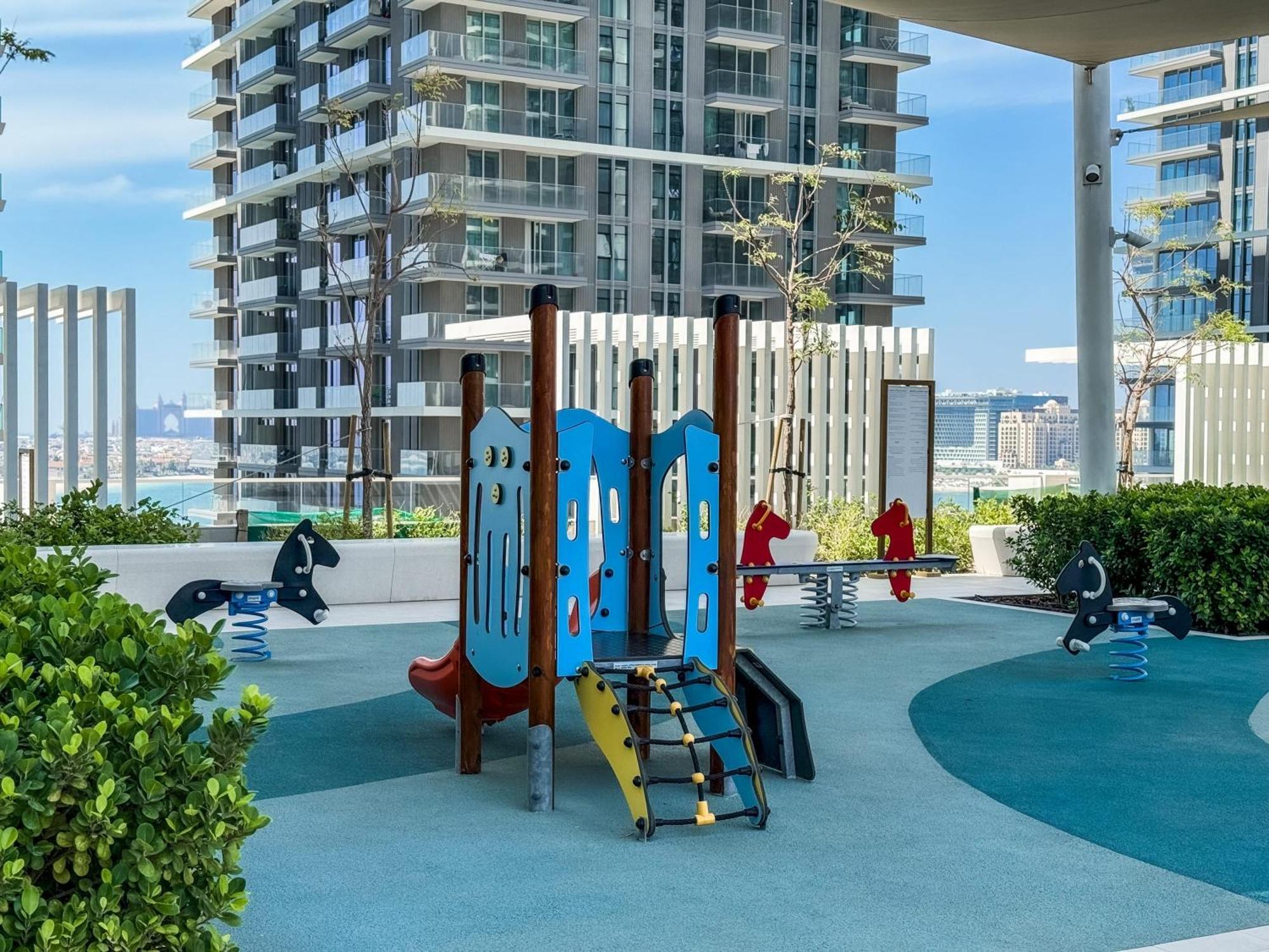 Panoramic Escape With Private Beach, 2br On High Floor Lägenhet Dubai