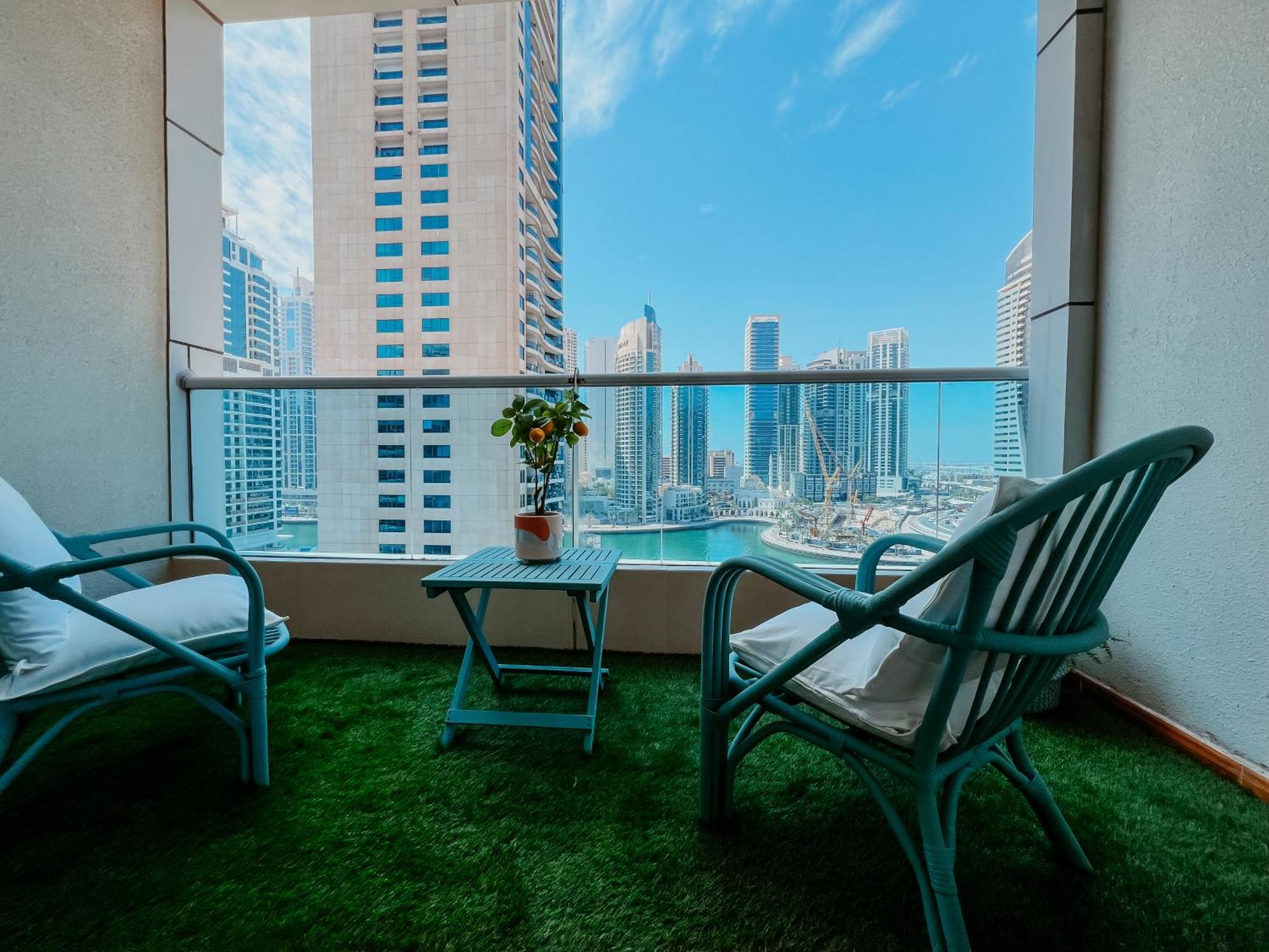 Marina Delight: Spacious Retreat For Groups Dubai