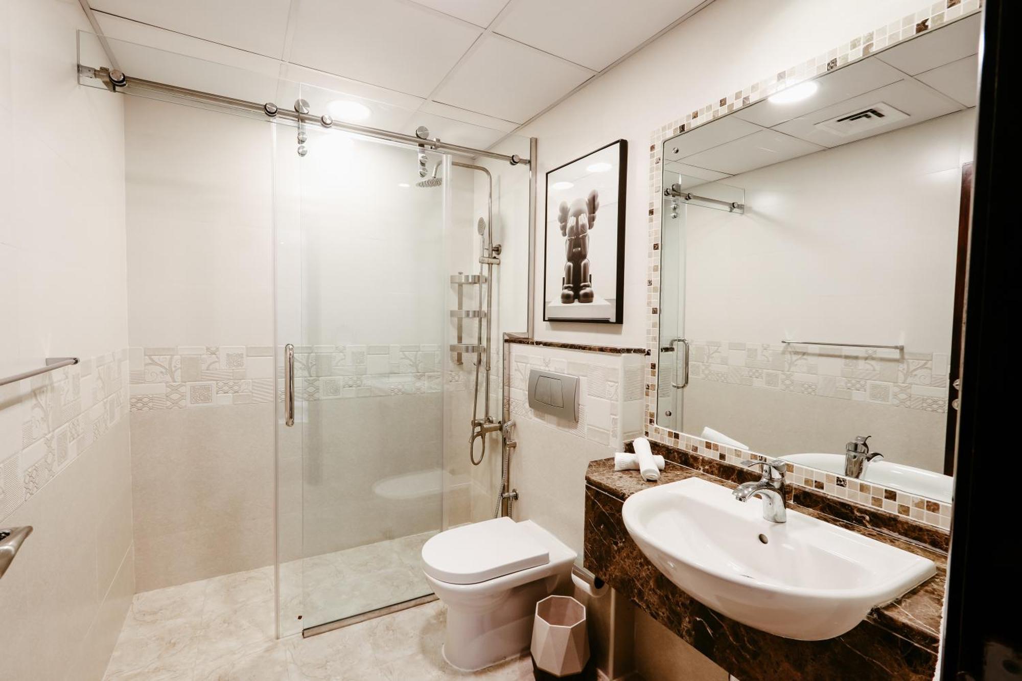 Apartment Marina Delight: Spacious Retreat For Groups Dubai