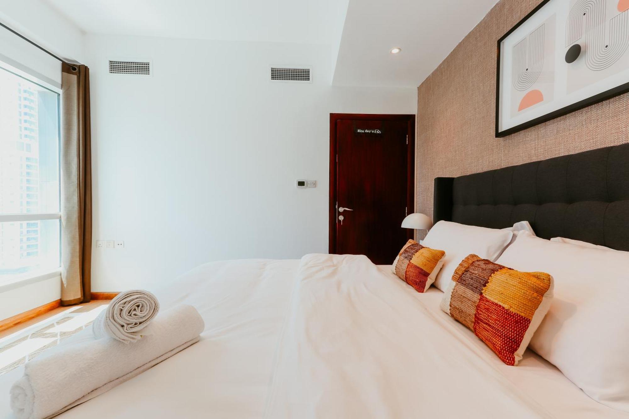 Apartment Marina Delight: Spacious Retreat For Groups Dubai