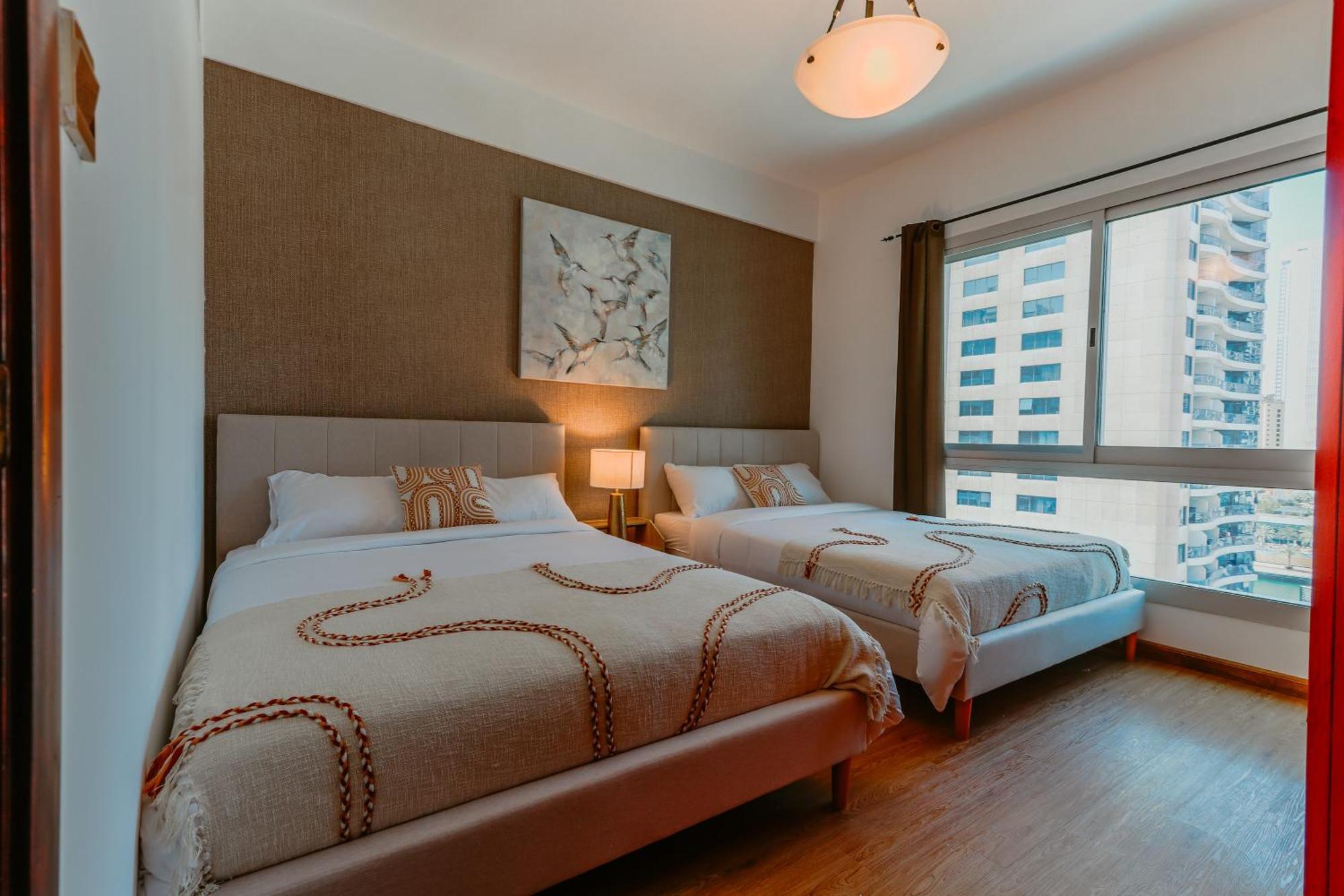 Marina Delight: Spacious Retreat For Groups * Dubai
