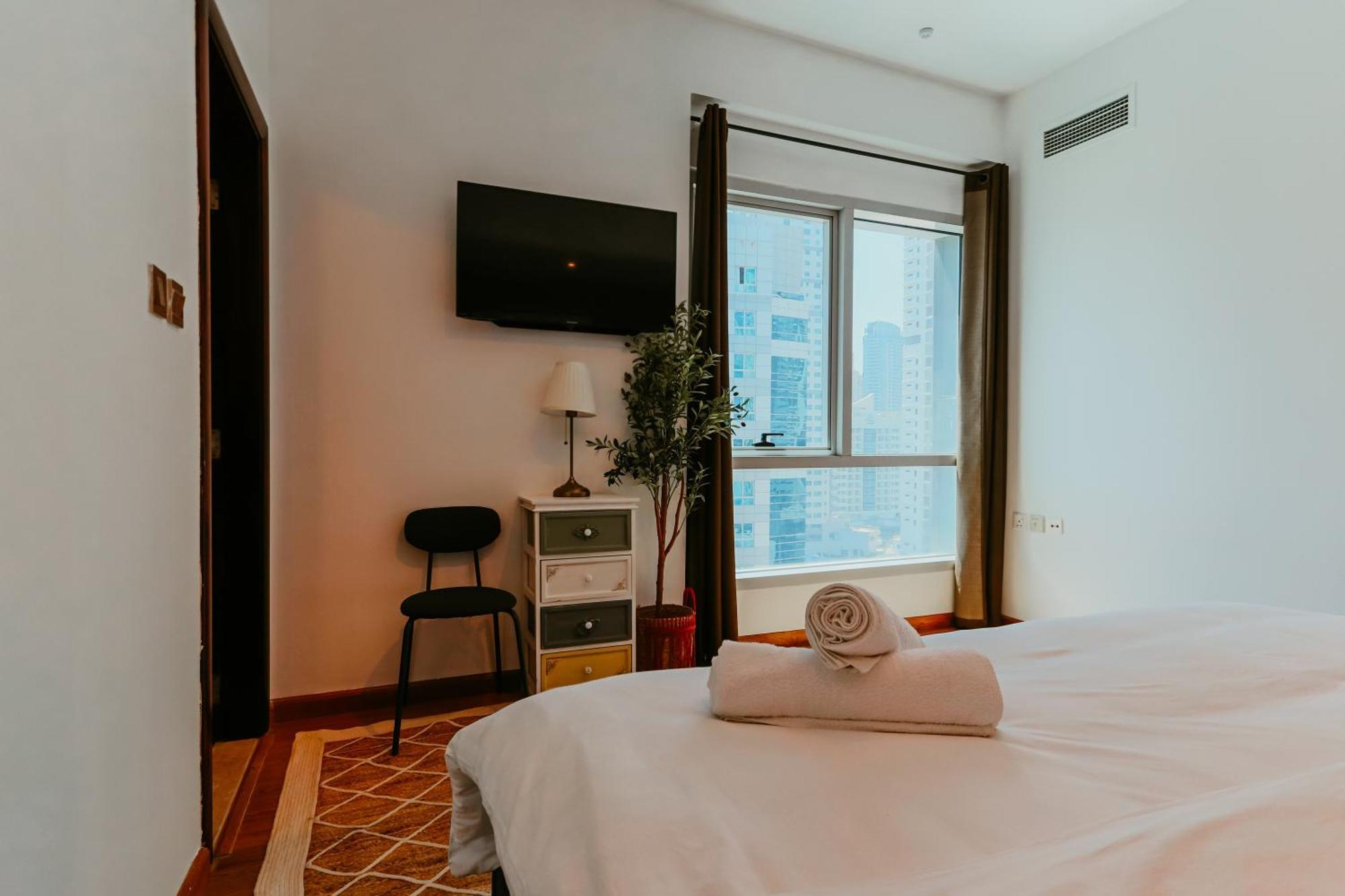 Marina Delight: Spacious Retreat For Groups Dubai
