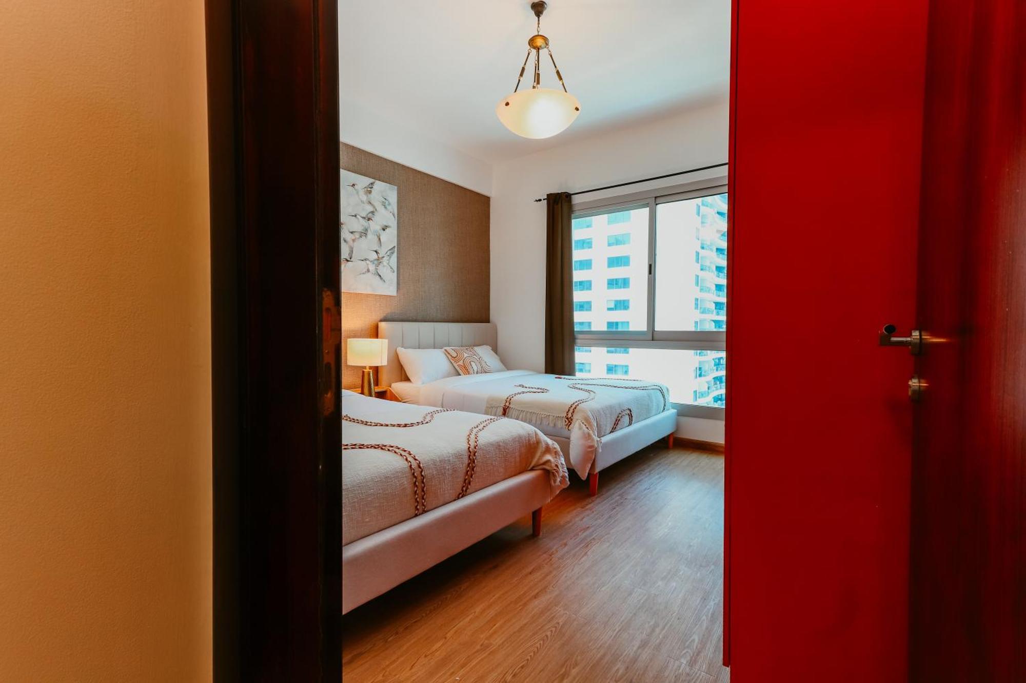 Marina Delight: Spacious Retreat For Groups Dubai