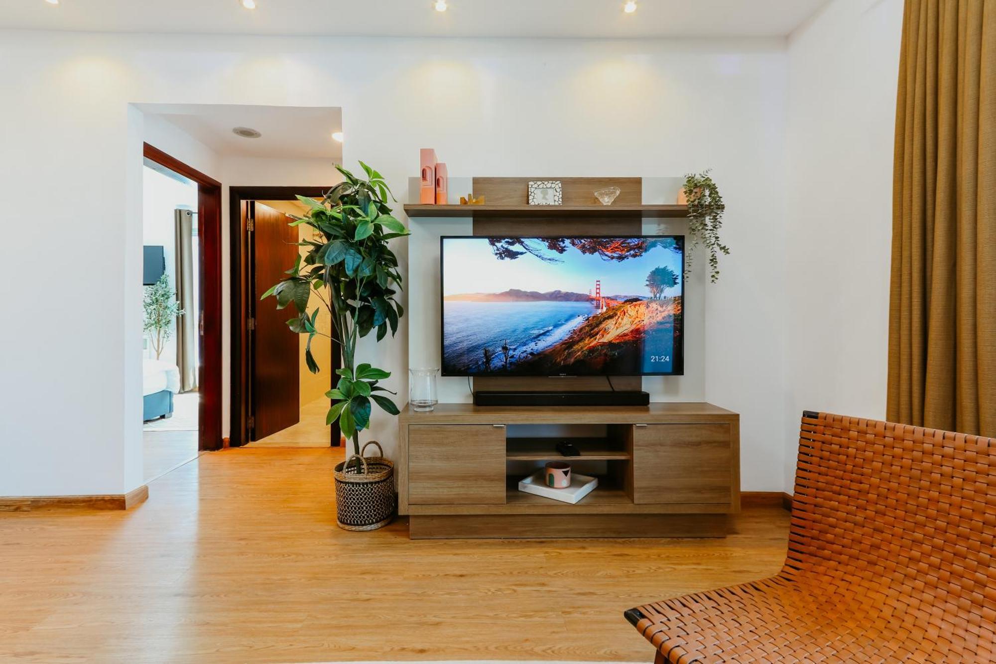 Marina Delight: Spacious Retreat For Groups Apartment