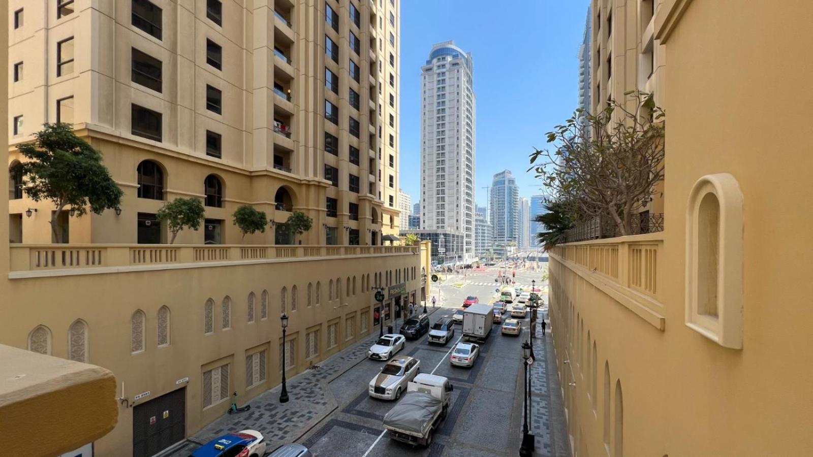 Appartement Stylish And Sleek: Modern Well-furnished One Bedroom Hall And Kitchen