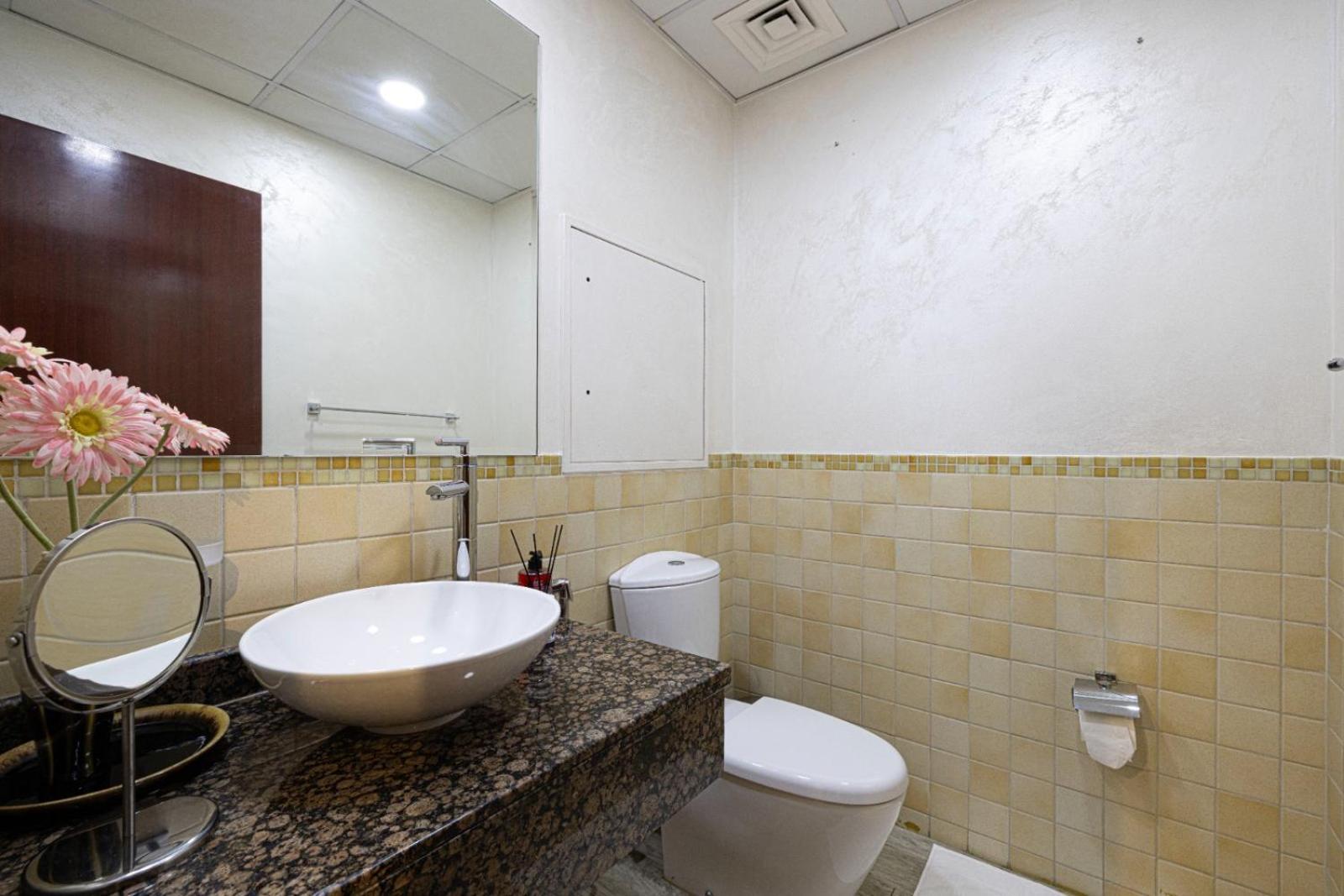 Appartement Stylish And Sleek: Modern Well-furnished One Bedroom Hall And Kitchen *