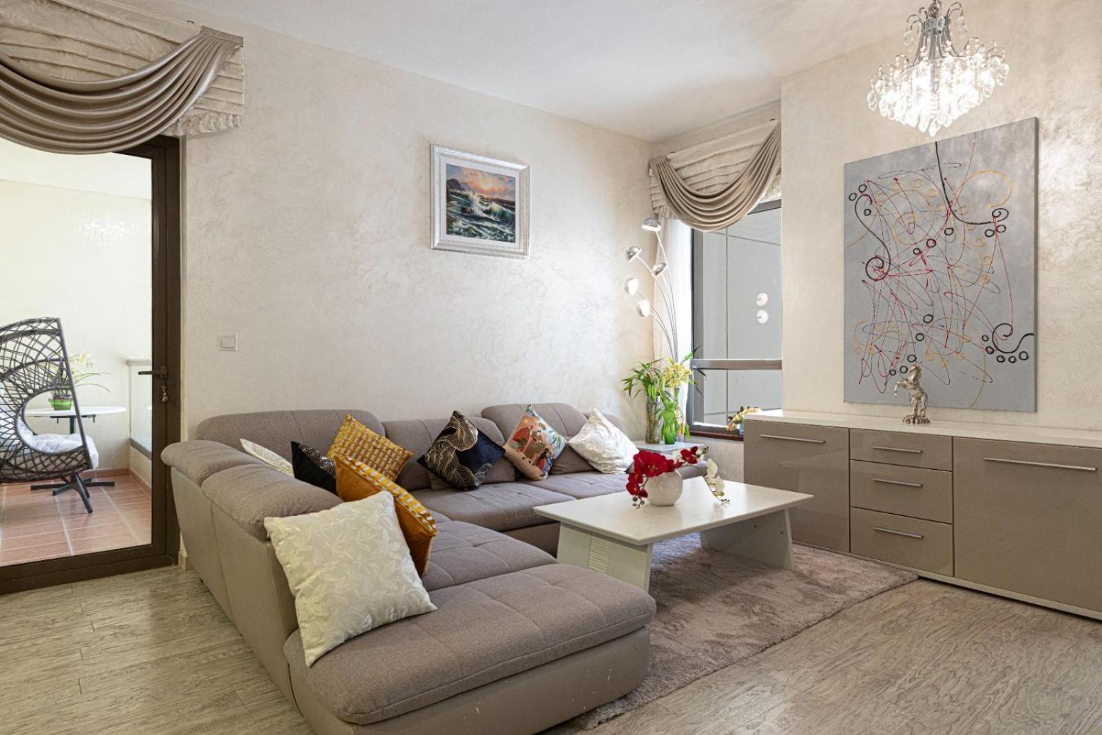 Stylish And Sleek: Modern Well-furnished One Bedroom Hall And Kitchen Appartement *