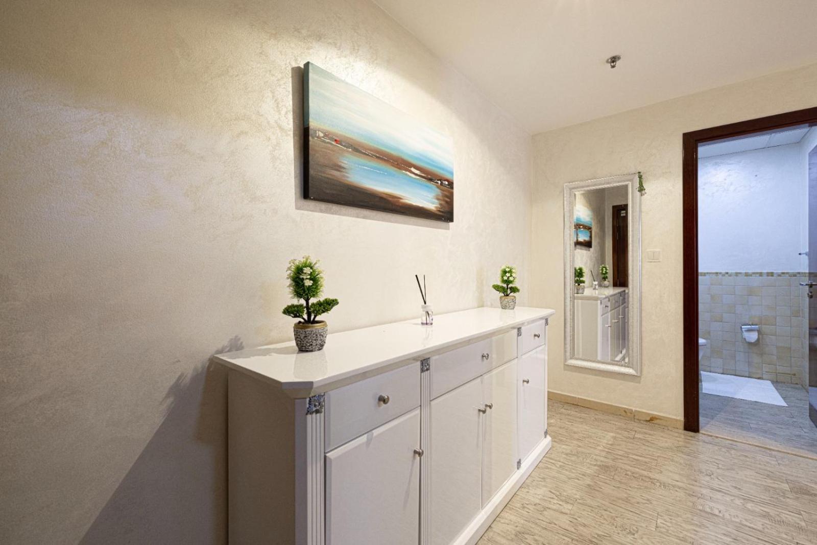 Appartement Stylish And Sleek: Modern Well-furnished One Bedroom Hall And Kitchen