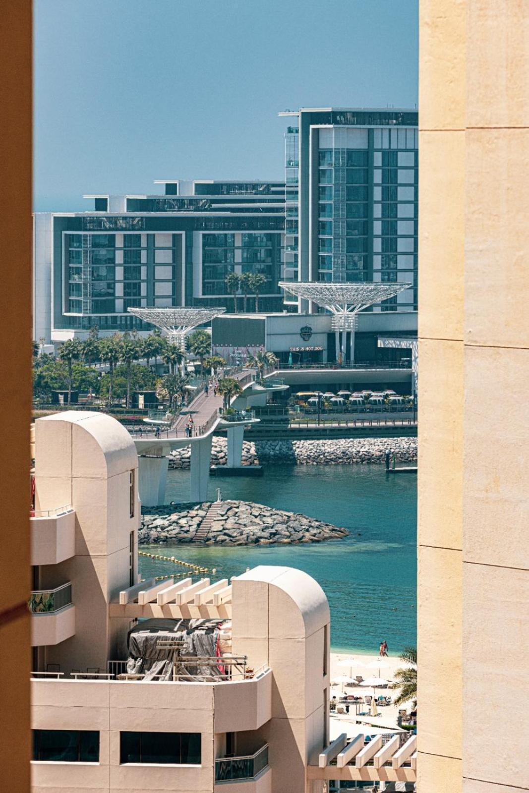 Stylish And Sleek: Modern Well-furnished One Bedroom Hall And Kitchen Dubaï