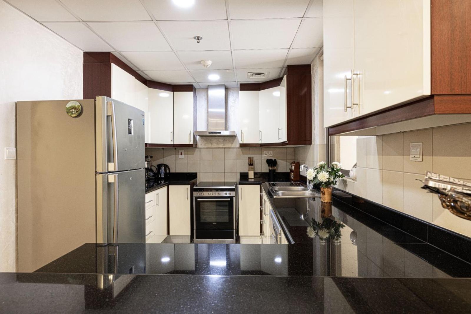 Appartement Stylish And Sleek: Modern Well-furnished One Bedroom Hall And Kitchen