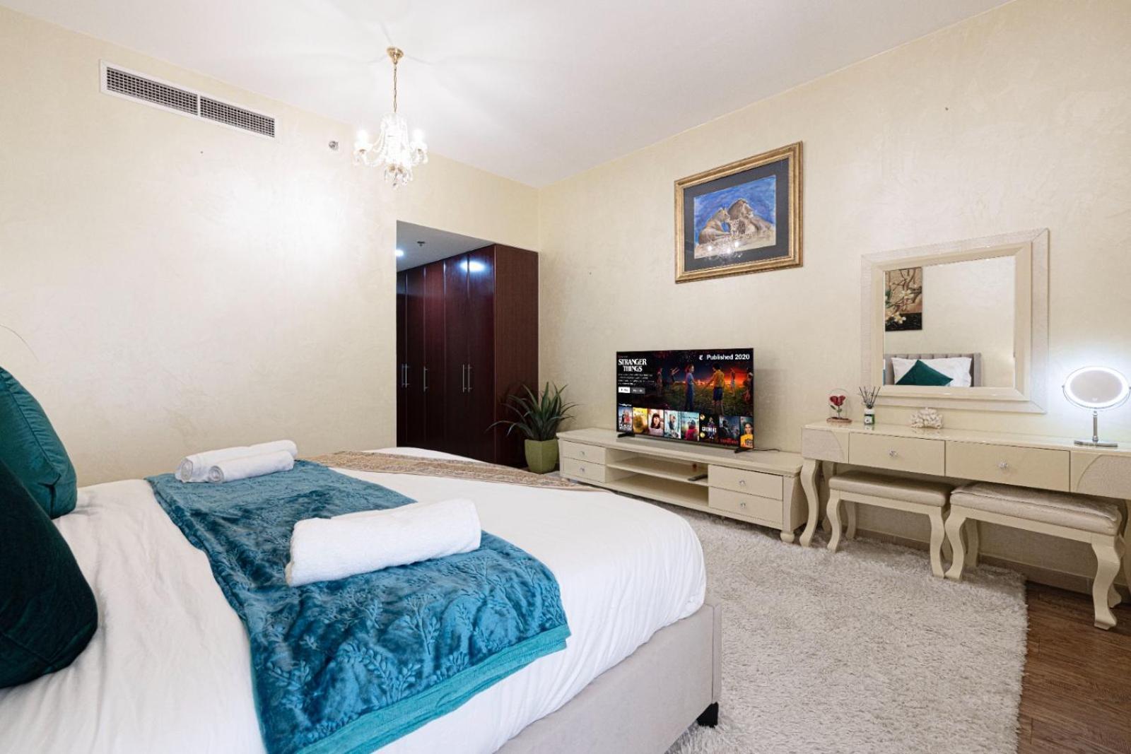 Appartement Stylish And Sleek: Modern Well-furnished One Bedroom Hall And Kitchen