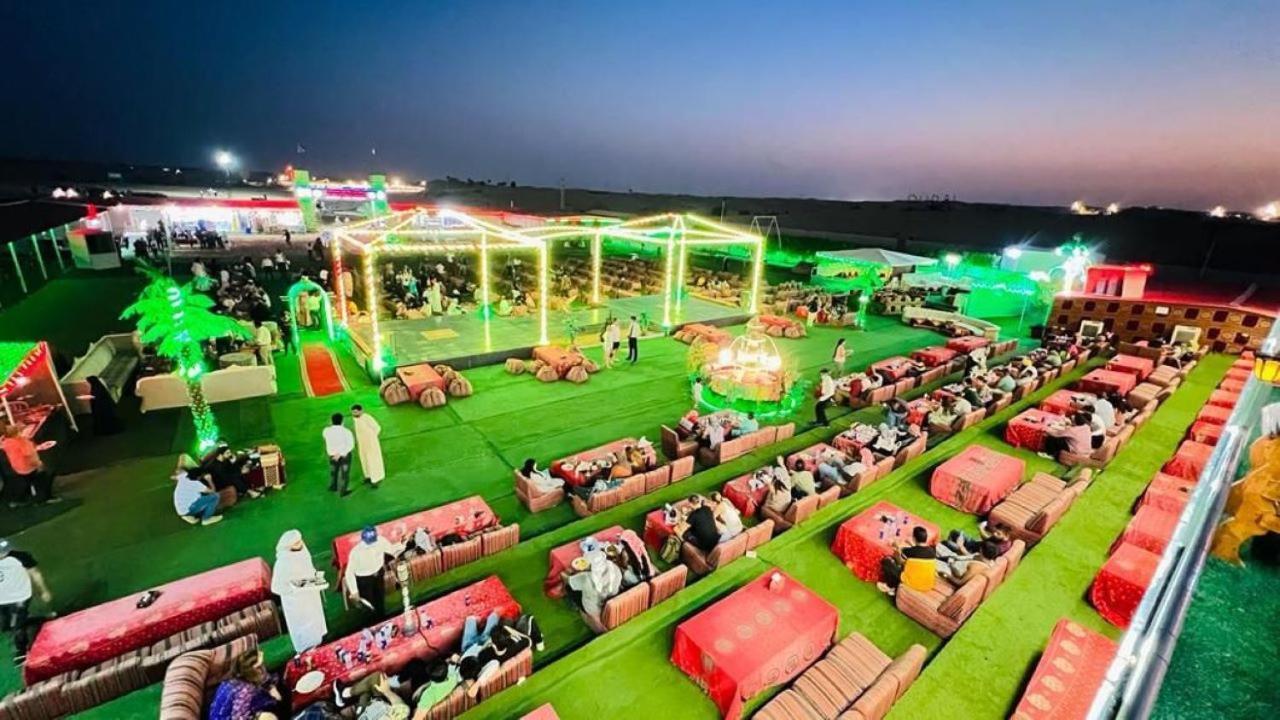 For Stays, Event Parties, Holidays With Foods And Entertainments