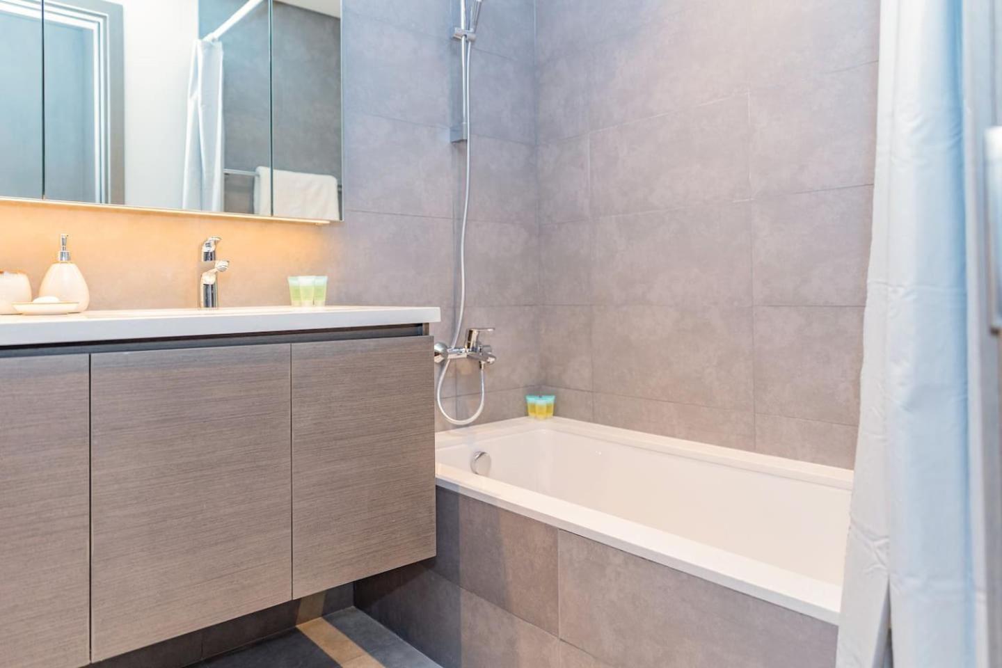 Higuests - Creekside Stylish 3br With Views Dubai