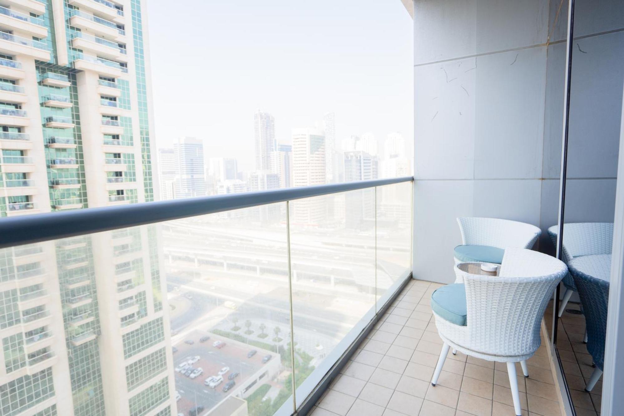 Elegant In Jlt Near Metro With Qbed, Pool, Gym, Fast Wi-fi Apartment *