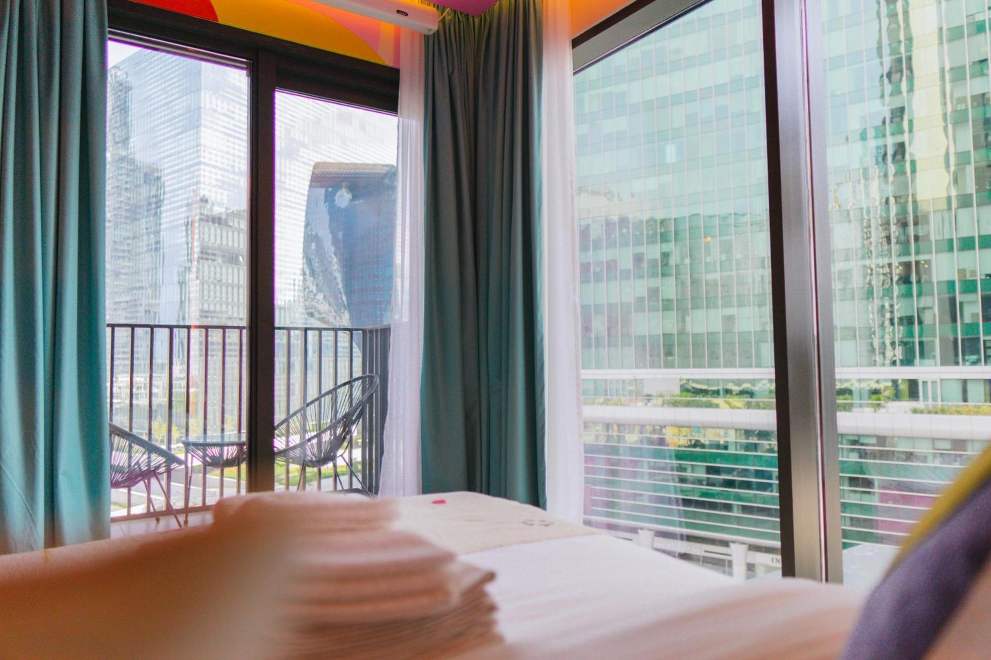 Capsule Flora Business Bay View Burj Khalifa-pool Table-game Arcade-projector-playstation 5 Dubái