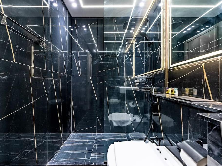 Lägenhet Stunning With Artful Interior And Urban Views Dubai