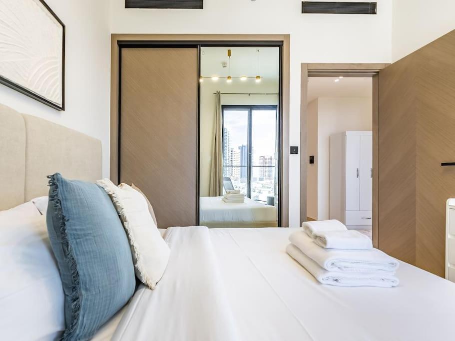 Stunning With Artful Interior And Urban Views Lägenhet *