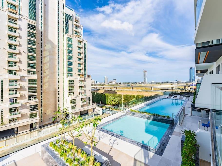 Appartement Stunning With Artful Interior And Urban Views