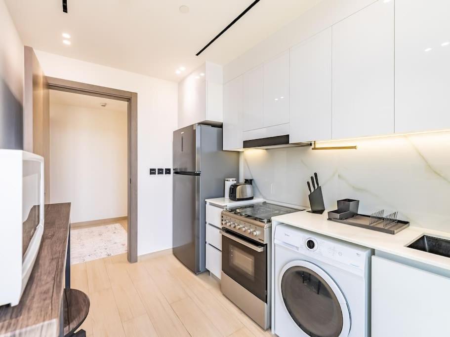 Lägenhet Stunning With Artful Interior And Urban Views *