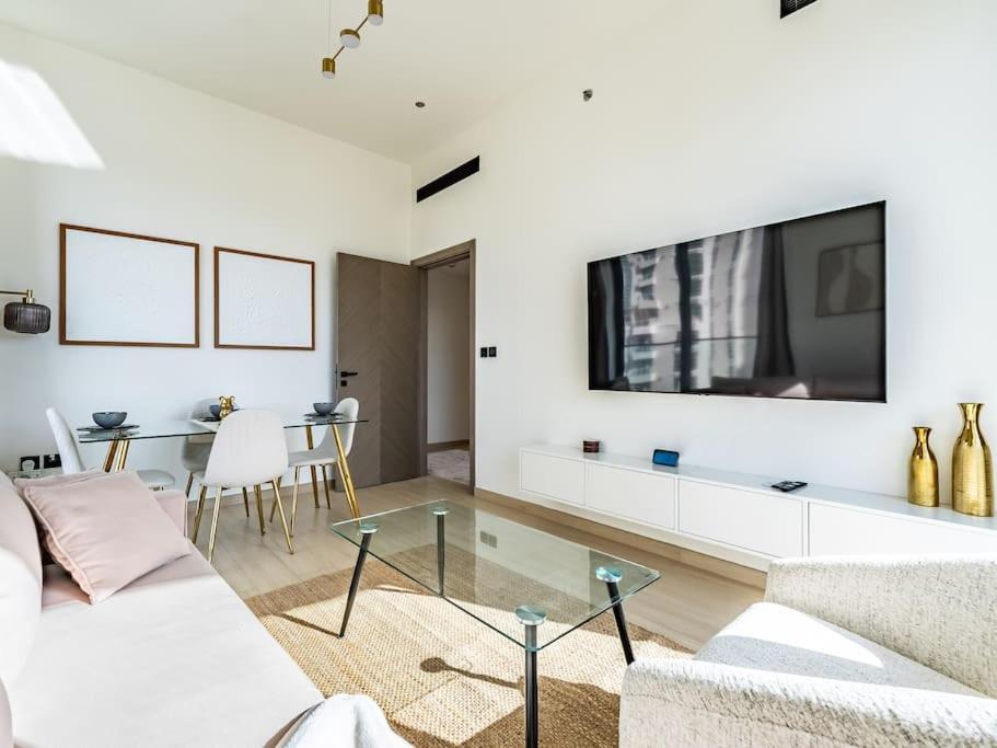 Lägenhet Stunning With Artful Interior And Urban Views Dubai