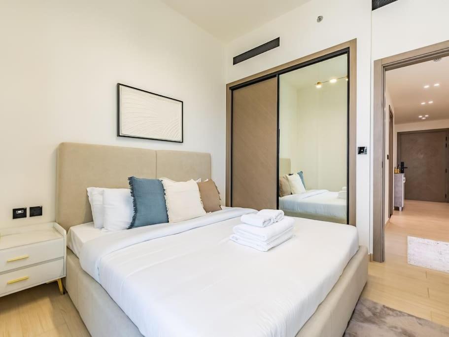 Stunning With Artful Interior And Urban Views Appartement *