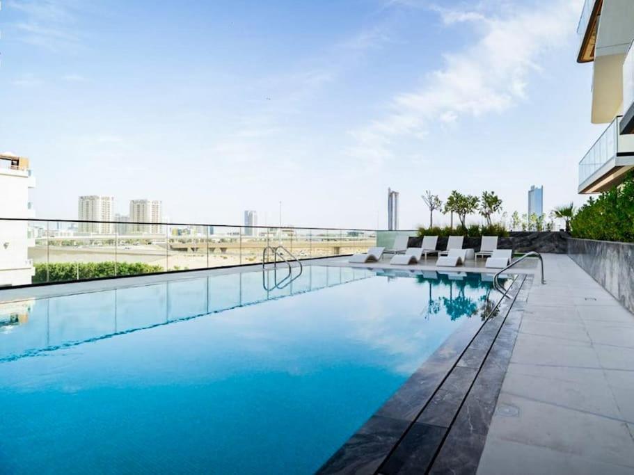 Appartement Stunning With Artful Interior And Urban Views *