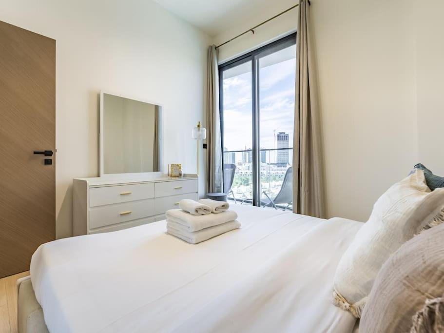 Stunning With Artful Interior And Urban Views *