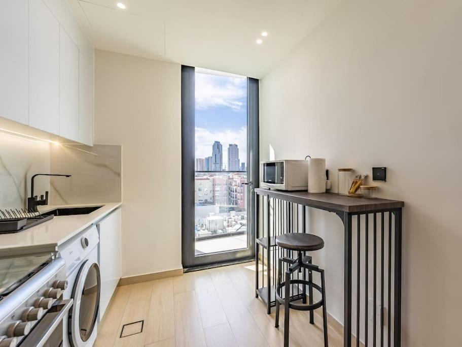 Lägenhet Stunning With Artful Interior And Urban Views