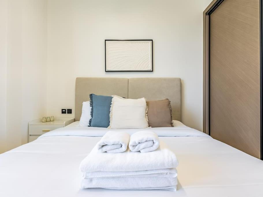 Stunning With Artful Interior And Urban Views Appartement *