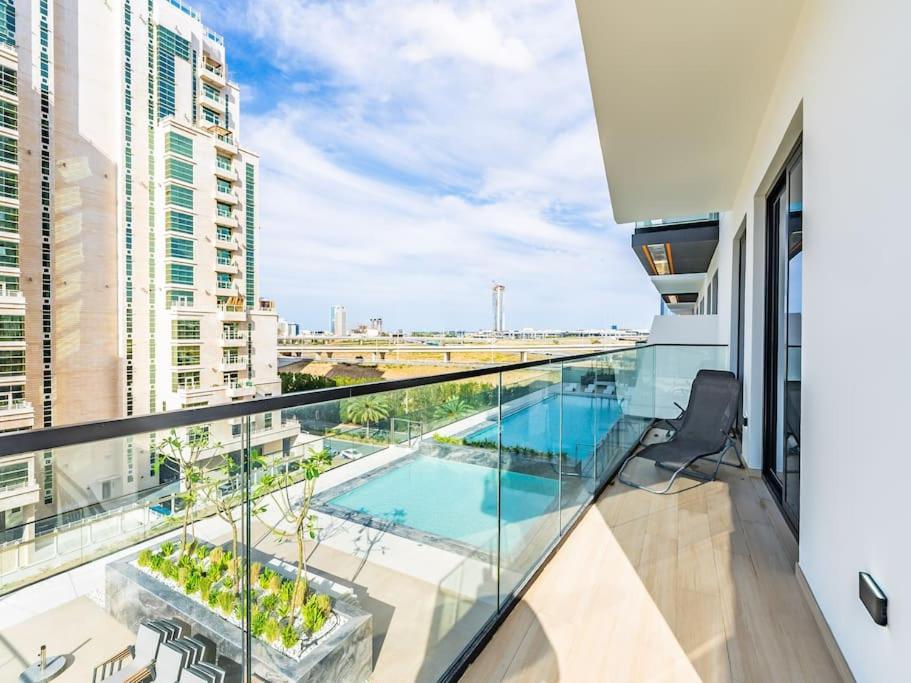 Lägenhet Stunning With Artful Interior And Urban Views Dubai
