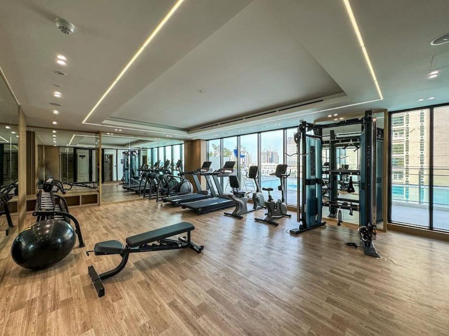 Stunning With Artful Interior And Urban Views Dubai