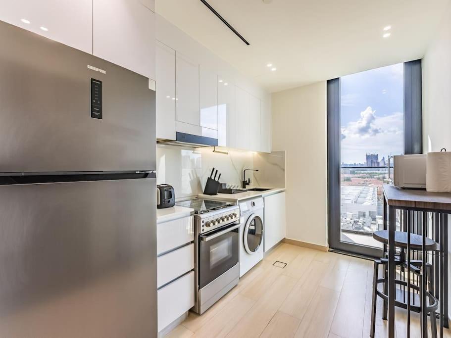 Appartement Stunning With Artful Interior And Urban Views