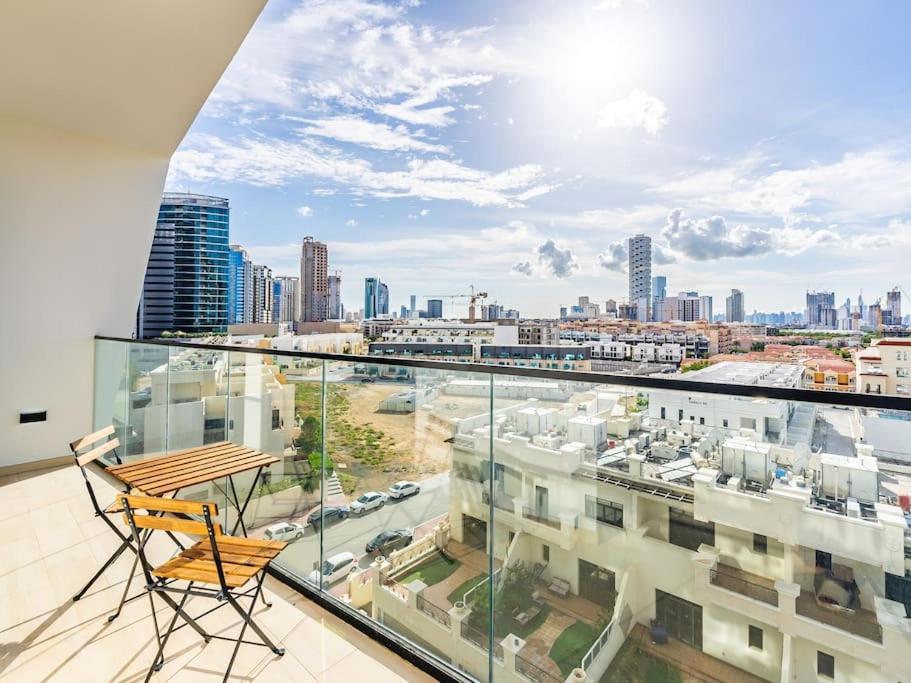 Stunning With Artful Interior And Urban Views Lägenhet *