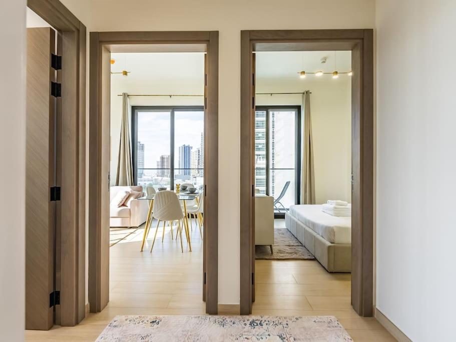 Stunning With Artful Interior And Urban Views Lägenhet