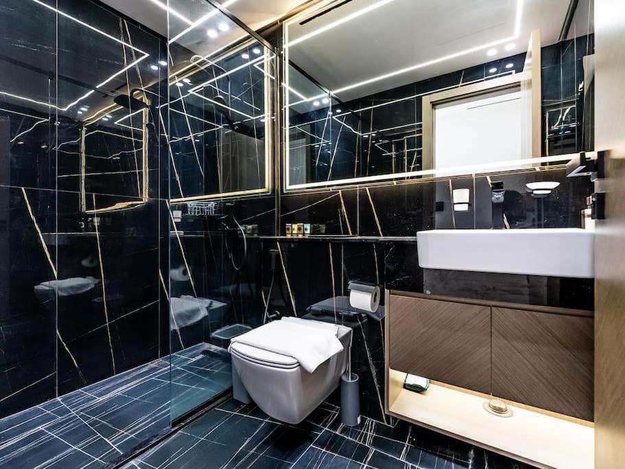 Stunning With Artful Interior And Urban Views Dubaï
