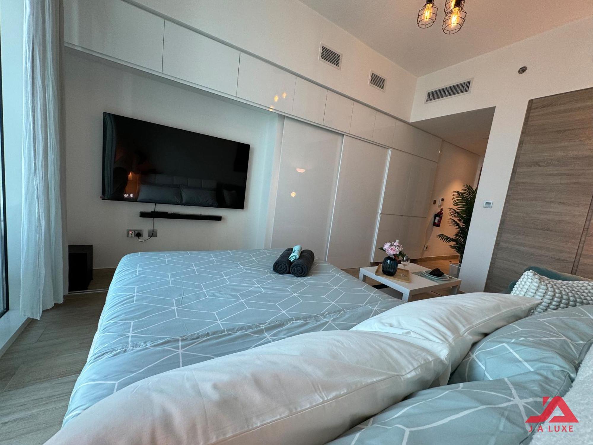 Warm Cozy Partial Sea View In Marina With Modern Gym & Pool, Steps To Jbr Beach, Marina Walk & Metro Dubai