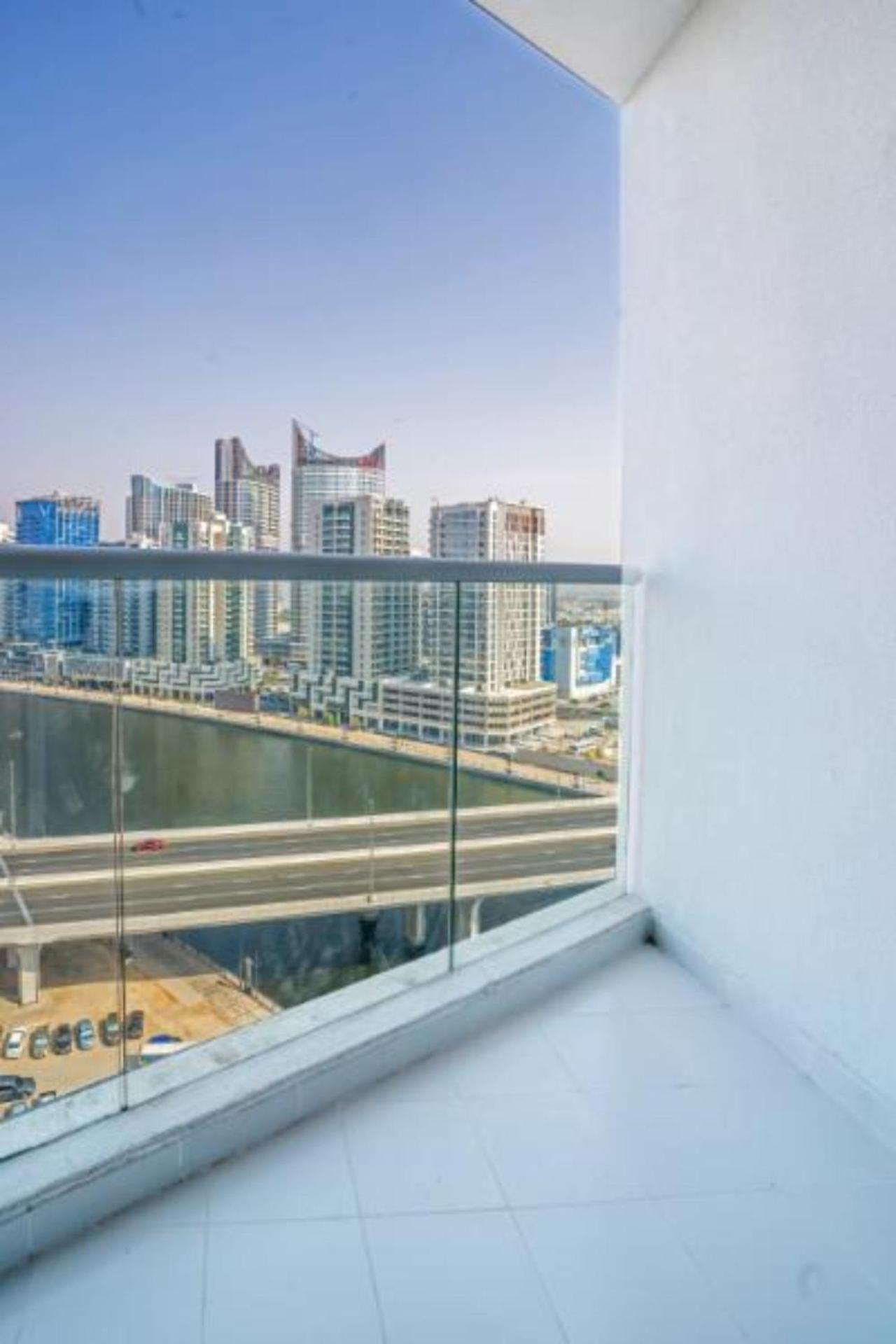 With Canal View In Business Bay With Pool & Gym Dubaï