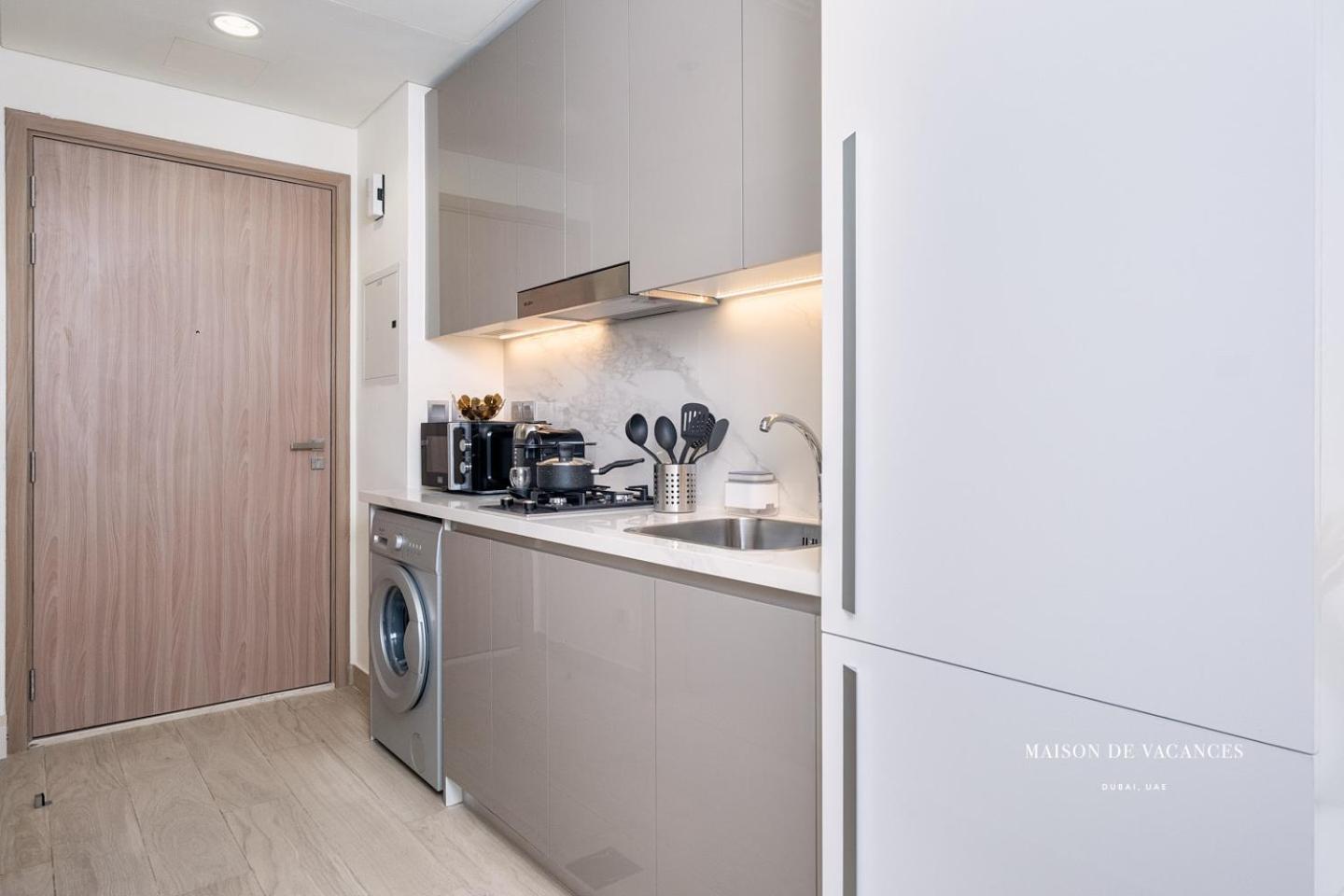 10mins From Mall With A Large Balcony