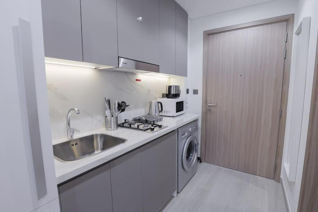 Inviting In Azizi Riviera, Close To Downtown Apartment *