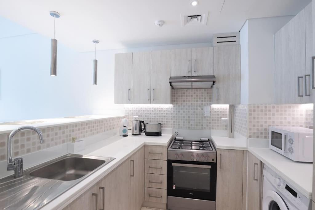 Spacious & Modern 2br In Seven Palm
