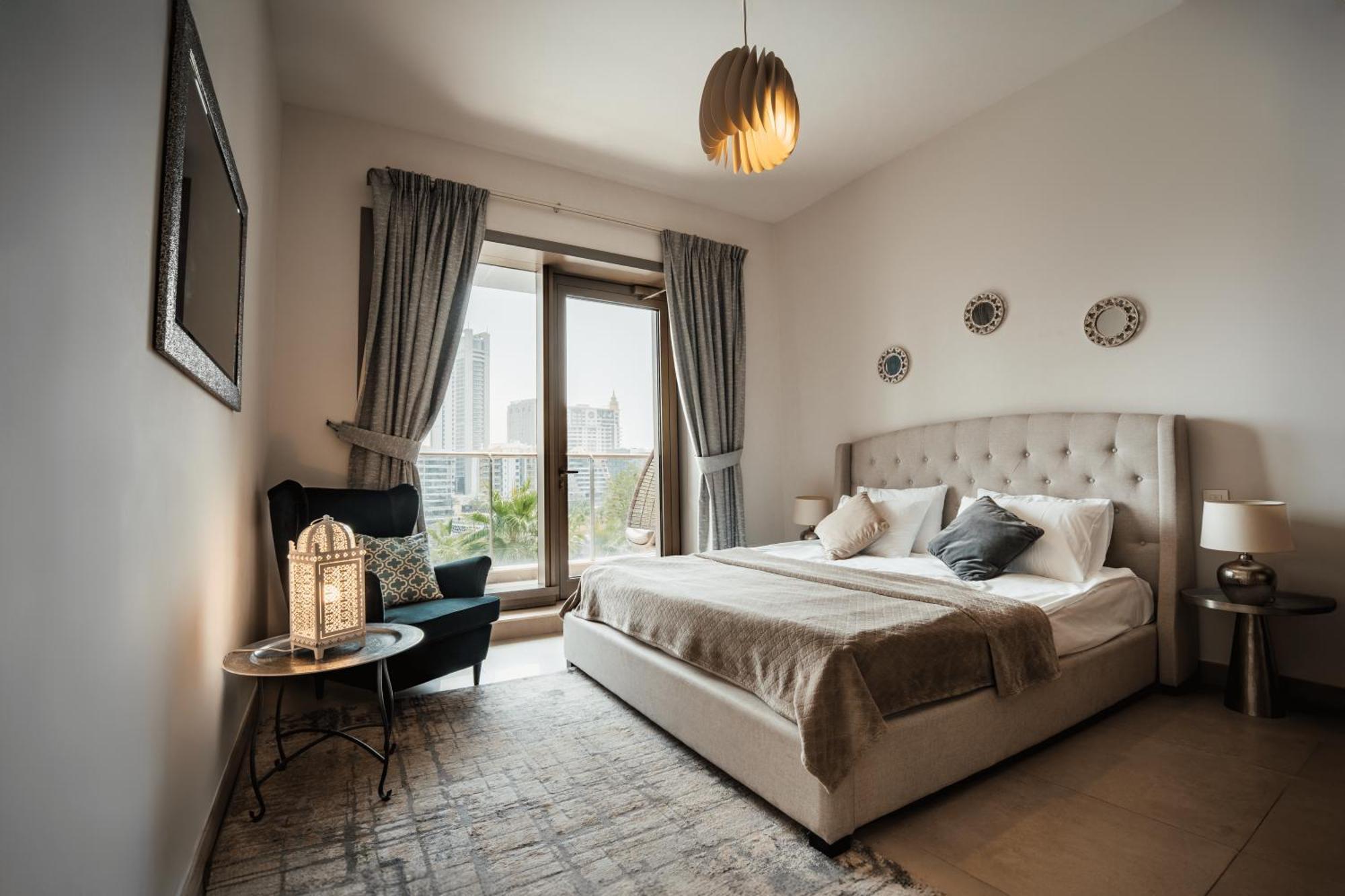Izzzi - One Bedroom Apartment, Sparkle Tower Dubai