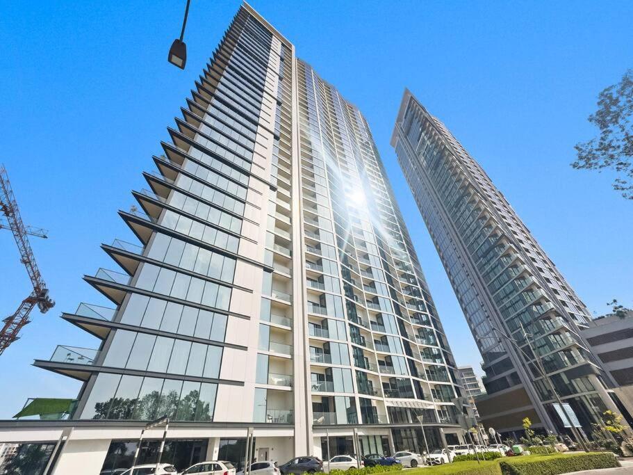 Sleek 1br In Sobha Waves Pool, Gym, Walk To Shops & Cafes *